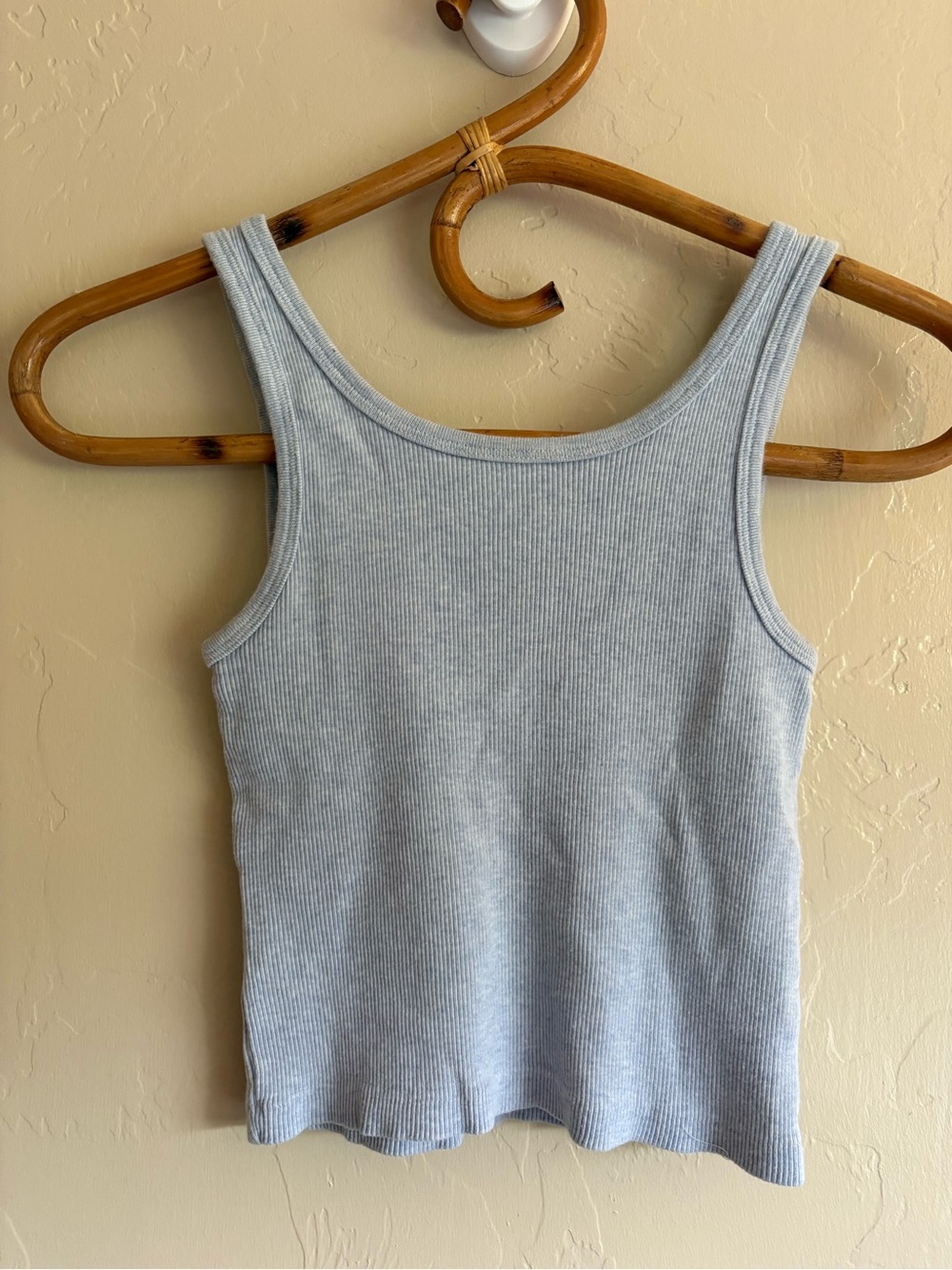 Brandy Melville 100% Cotton Light Heathered Blue Henley Ribbed Crop Tank Top - Picture 3 of 4